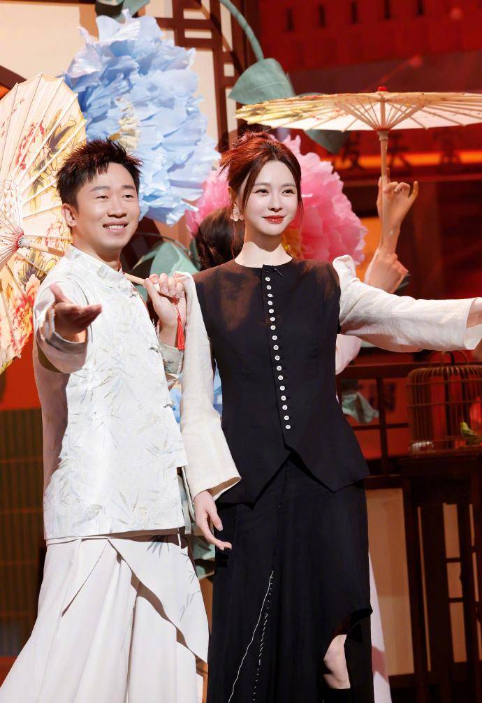 白巧妙搭配却意外让人眼前一亮开元棋牌app沈梦辰简单黑(图5)