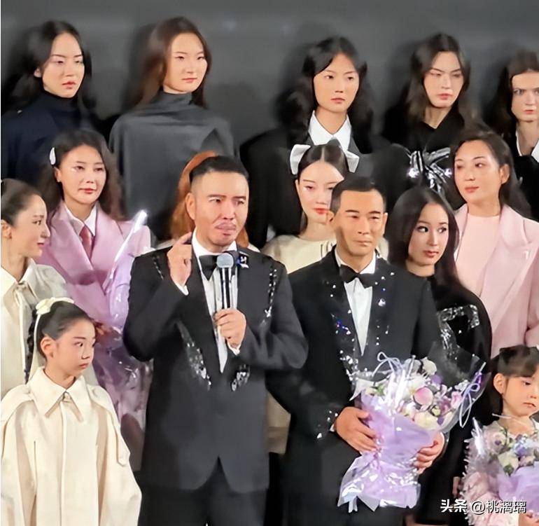 特抢走风头贾乃亮怕是肠子都悔青了开元棋牌母女二人合体走秀却被男模(图16)