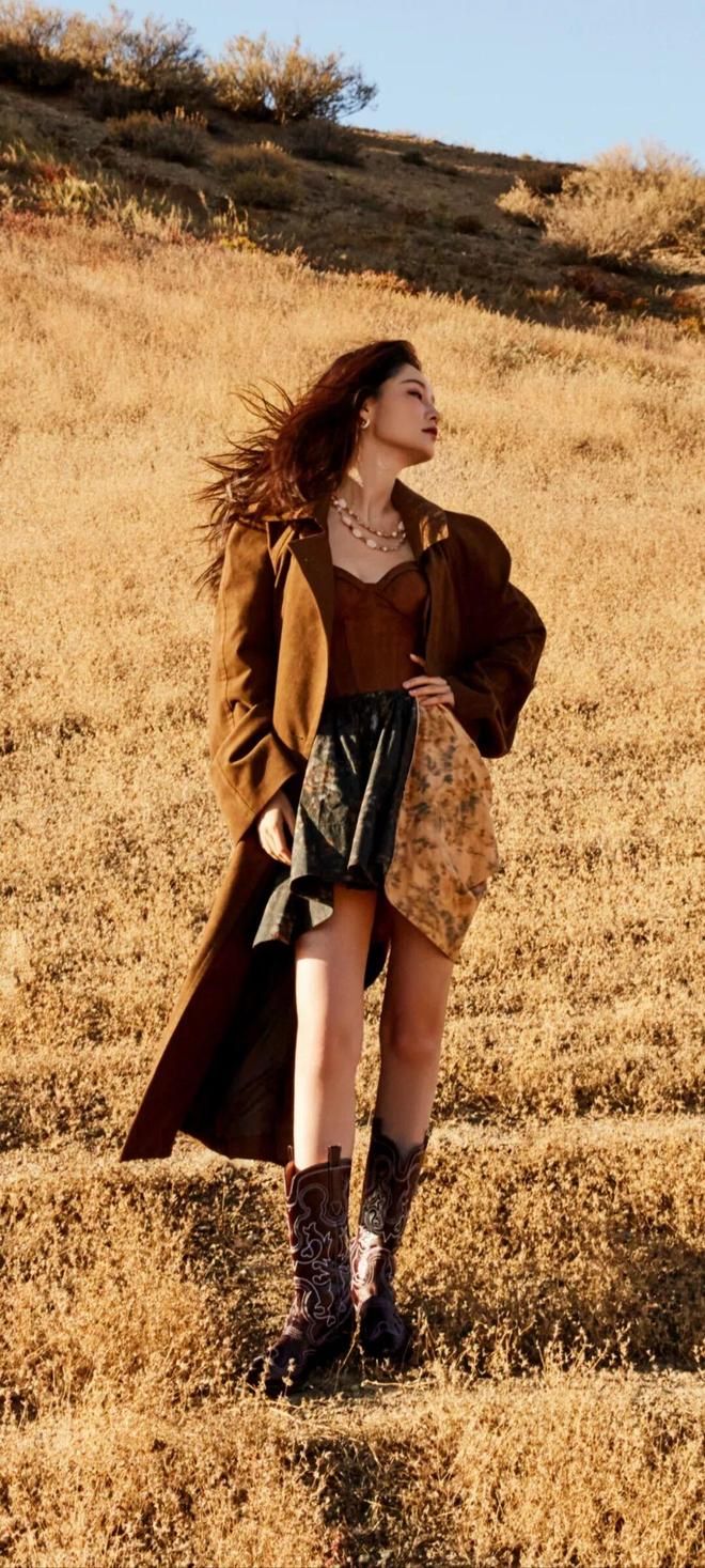 ：“风衣+靴子”照着穿显高显瘦还减龄开元棋牌网站李沁带火了一种时髦穿搭(图2)