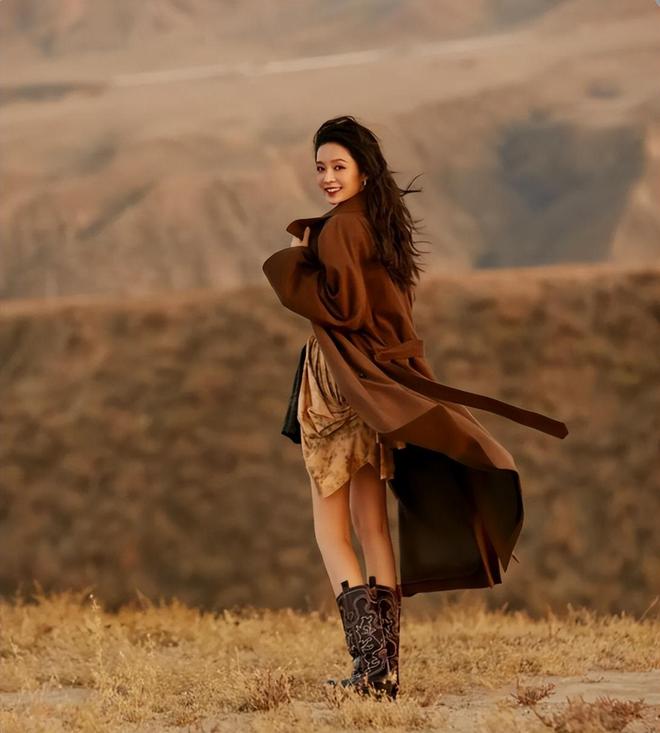 ：“风衣+靴子”照着穿显高显瘦还减龄开元棋牌网站李沁带火了一种时髦穿搭