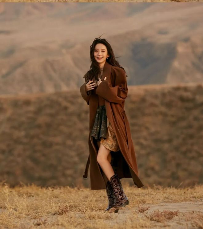 ：“风衣+靴子”照着穿显高显瘦还减龄开元棋牌网站李沁带火了一种时髦穿搭(图3)