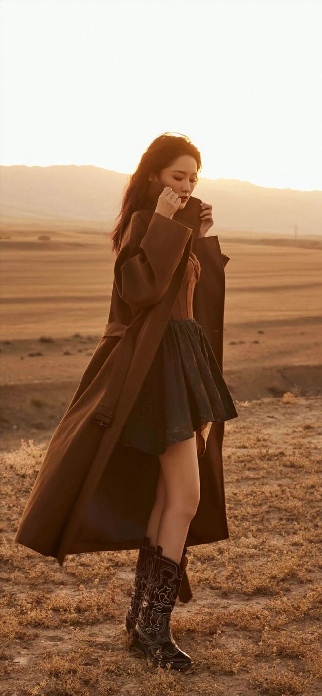 ：“风衣+靴子”照着穿显高显瘦还减龄开元棋牌网站李沁带火了一种时髦穿搭(图5)