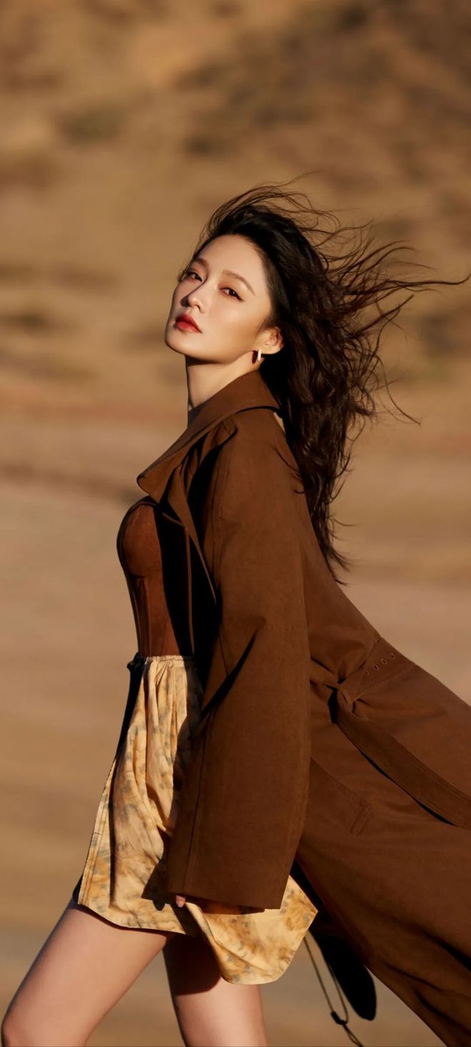 ：“风衣+靴子”照着穿显高显瘦还减龄开元棋牌网站李沁带火了一种时髦穿搭(图7)