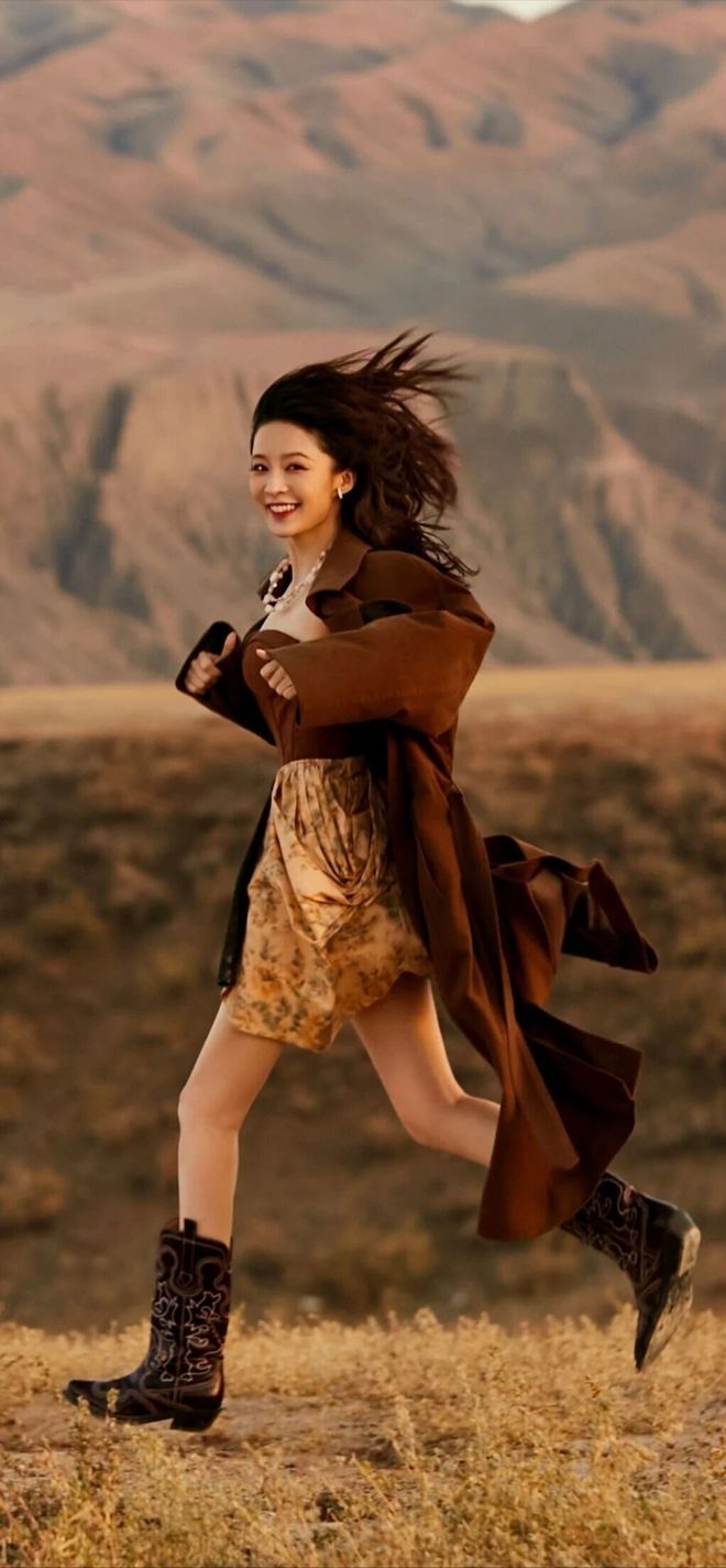 ：“风衣+靴子”照着穿显高显瘦还减龄开元棋牌网站李沁带火了一种时髦穿搭(图6)