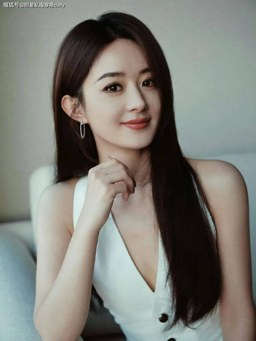 的穿搭我发现两位的时尚风格差别很大开元棋牌试玩看了“视后”赵丽颖唐嫣(图6)