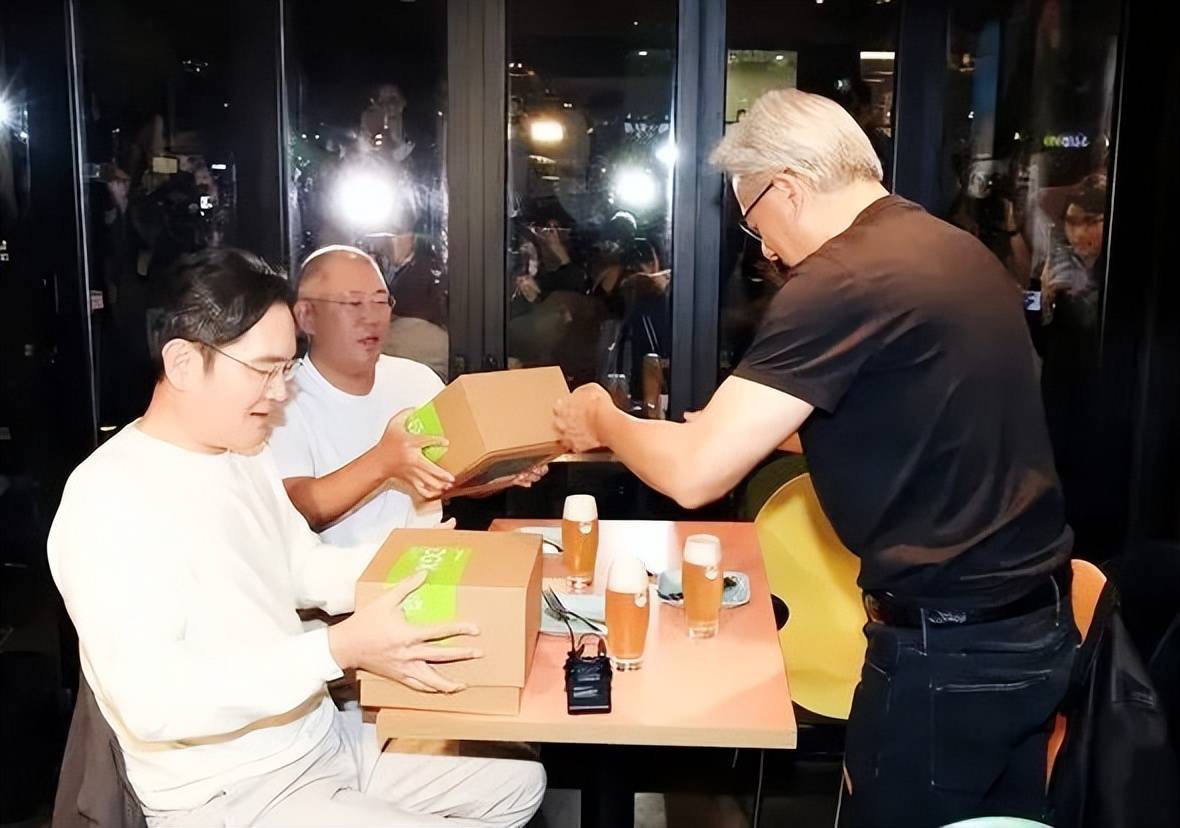 酒吧女儿当厨师黄敏珊穿搭是通勤风开元棋牌62岁黄仁勋挺宠妻儿子做(图3) 酒吧女儿当厨师黄敏珊穿搭是通勤风开元棋牌62岁黄仁勋挺宠妻儿子做(图3)