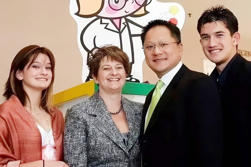 酒吧女儿当厨师黄敏珊穿搭是通勤风开元棋牌62岁黄仁勋挺宠妻儿子做(图13) 酒吧女儿当厨师黄敏珊穿搭是通勤风开元棋牌62岁黄仁勋挺宠妻儿子做(图13)