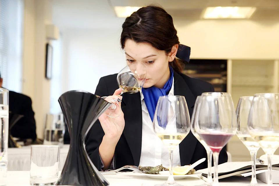 酒吧女儿当厨师黄敏珊穿搭是通勤风开元棋牌62岁黄仁勋挺宠妻儿子做(图16) 酒吧女儿当厨师黄敏珊穿搭是通勤风开元棋牌62岁黄仁勋挺宠妻儿子做(图16)