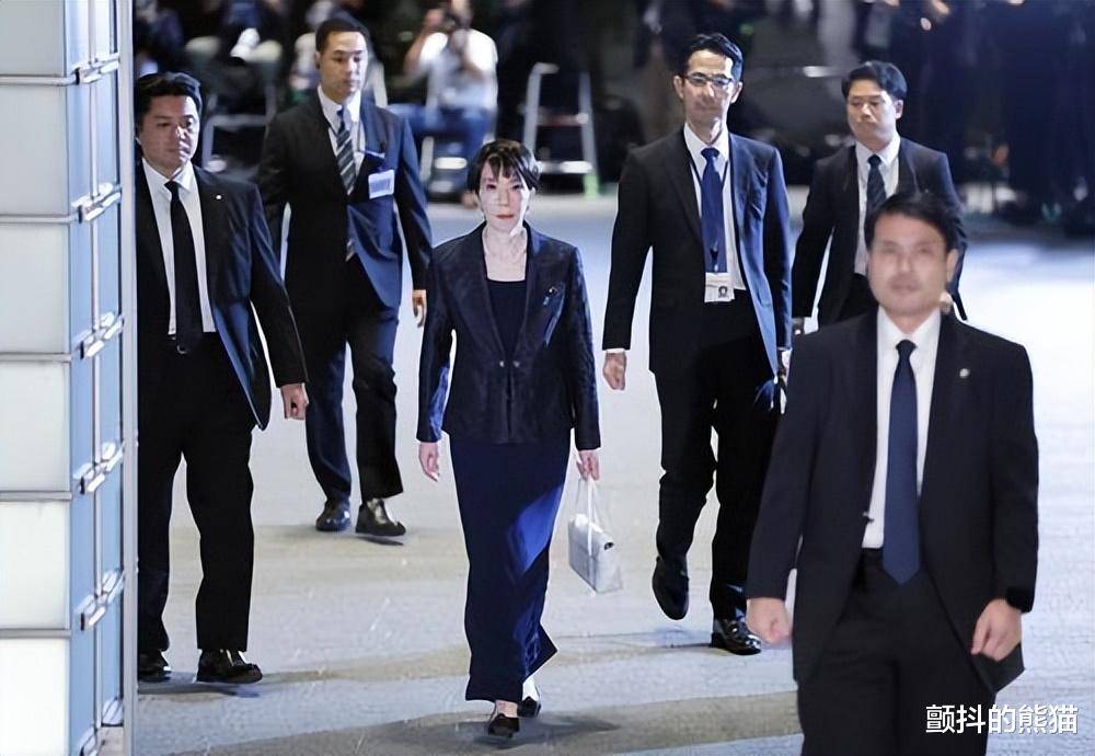 首相高市早苗的权力着装与配饰品牌开元棋牌只穿日本制造!深度盘点女(图4) 首相高市早苗的权力着装与配饰品牌开元棋牌只穿日本制造!深度盘点女(图4)