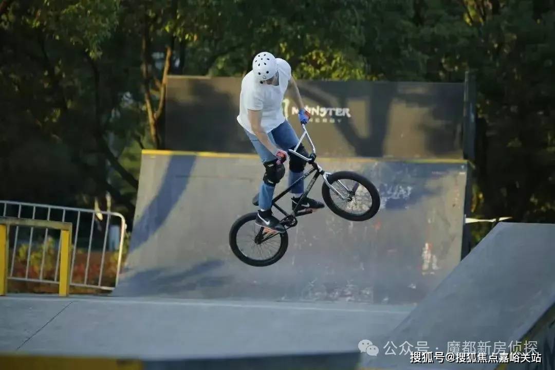 楼盘百科→楼盘网站→测评→中心电线小时热线电话详情开元棋牌建发海宸售楼处电话→建发海宸售楼中心电线(图18)