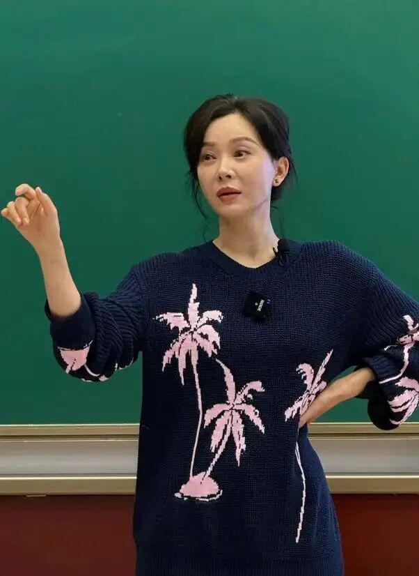 艳了：穿搭明艳却不显花哨气质是真好！开元ky棋牌看48岁陈数被她穿搭惊(图5)