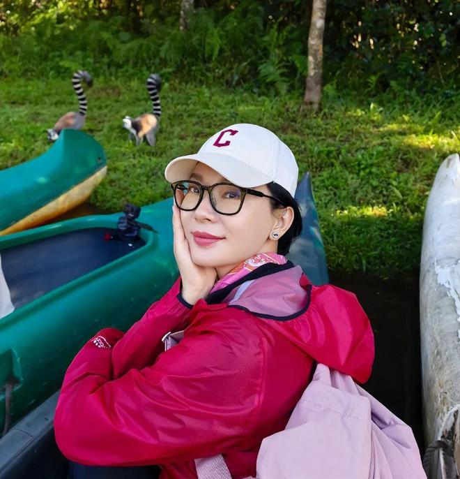 艳了：穿搭明艳却不显花哨气质是真好！开元ky棋牌看48岁陈数被她穿搭惊(图9)