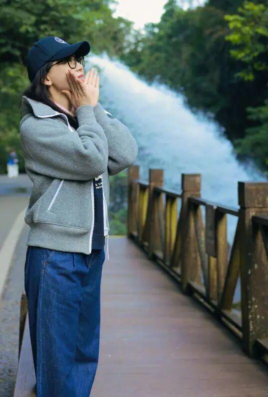 艳了：穿搭明艳却不显花哨气质是真好！开元ky棋牌看48岁陈数被她穿搭惊(图15)