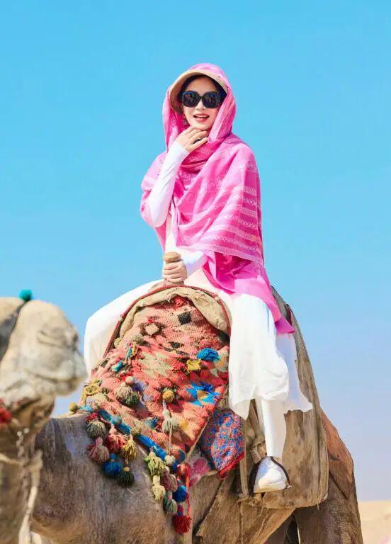 艳了：穿搭明艳却不显花哨气质是真好！开元ky棋牌看48岁陈数被她穿搭惊(图17)