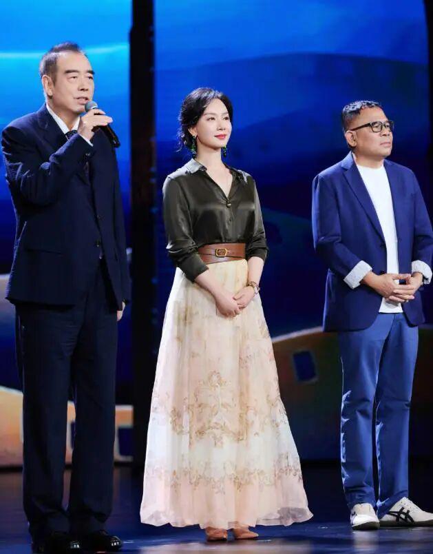 艳了：穿搭明艳却不显花哨气质是真好！开元ky棋牌看48岁陈数被她穿搭惊(图24)