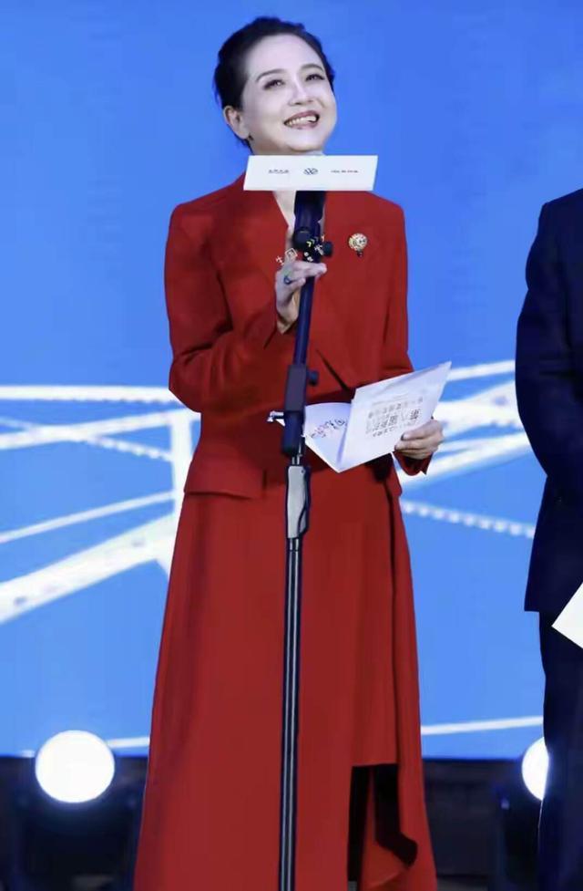 看张凯丽：穿搭得体比“扮嫩”更重要！开元棋牌app澳门这一夜看了陶慧敏再(图2)