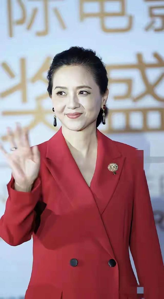 看张凯丽：穿搭得体比“扮嫩”更重要！开元棋牌app澳门这一夜看了陶慧敏再(图5)