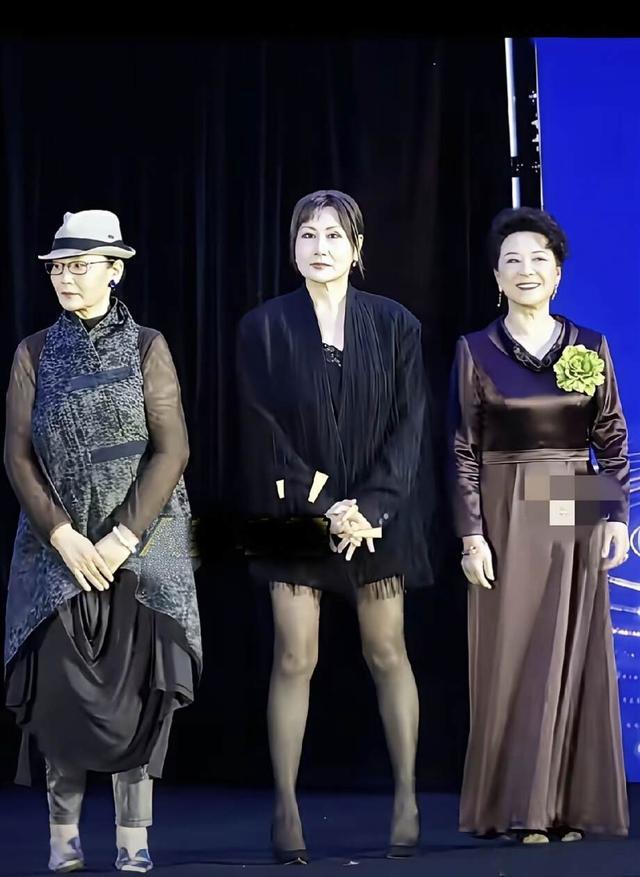 看张凯丽：穿搭得体比“扮嫩”更重要！开元棋牌app澳门这一夜看了陶慧敏再(图4)