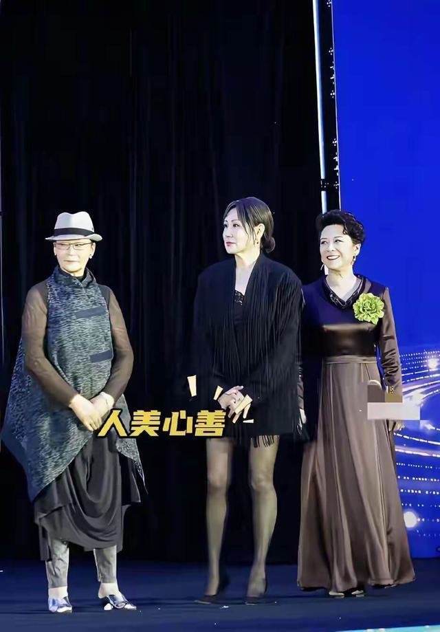 看张凯丽：穿搭得体比“扮嫩”更重要！开元棋牌app澳门这一夜看了陶慧敏再(图7)