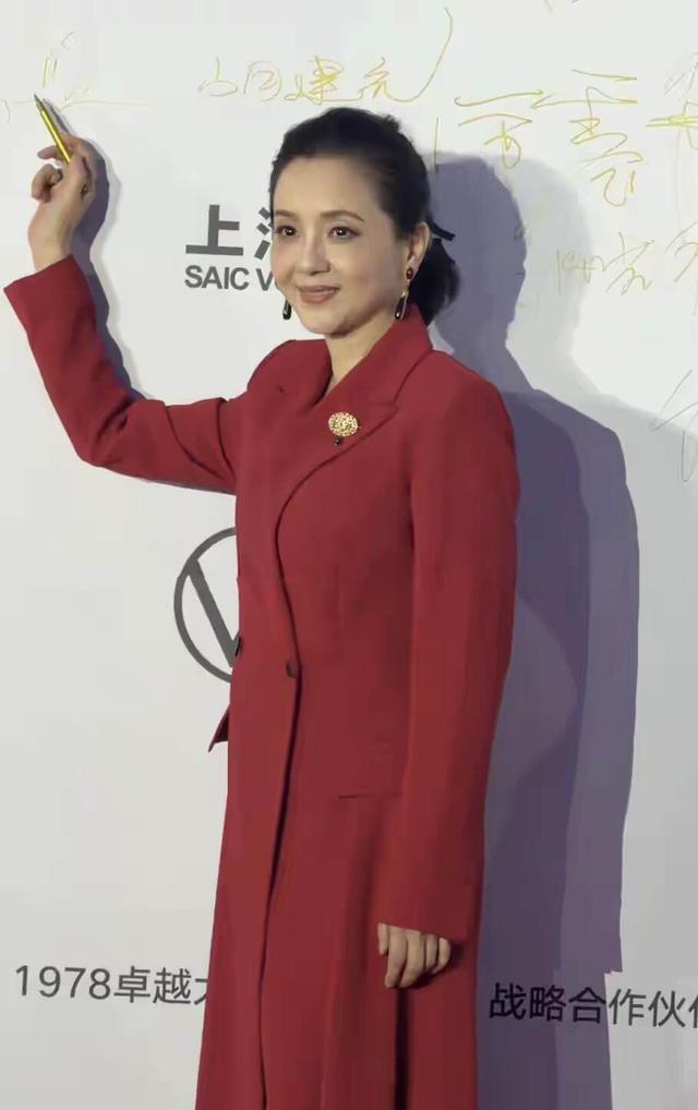 看张凯丽：穿搭得体比“扮嫩”更重要！开元棋牌app澳门这一夜看了陶慧敏再(图12)