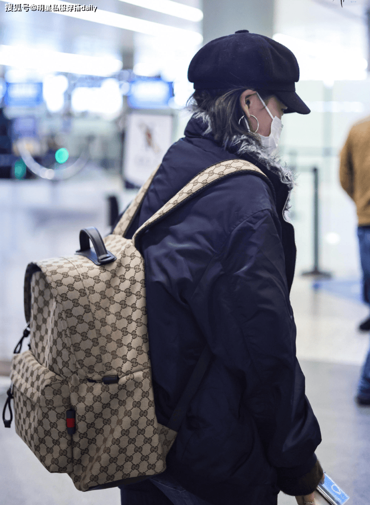 开元棋牌文淇果然是“天选电影脸”穿短派克外套背双肩包头小腿长！(图2)