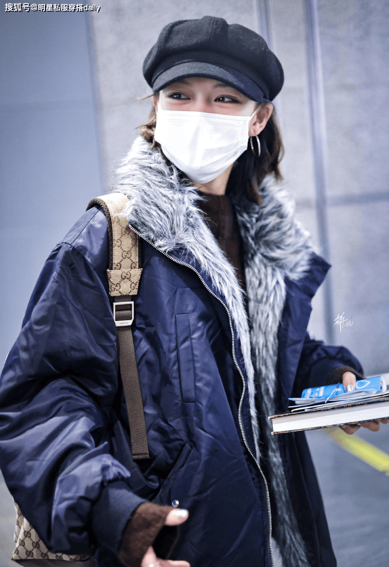 开元棋牌文淇果然是“天选电影脸”穿短派克外套背双肩包头小腿长！