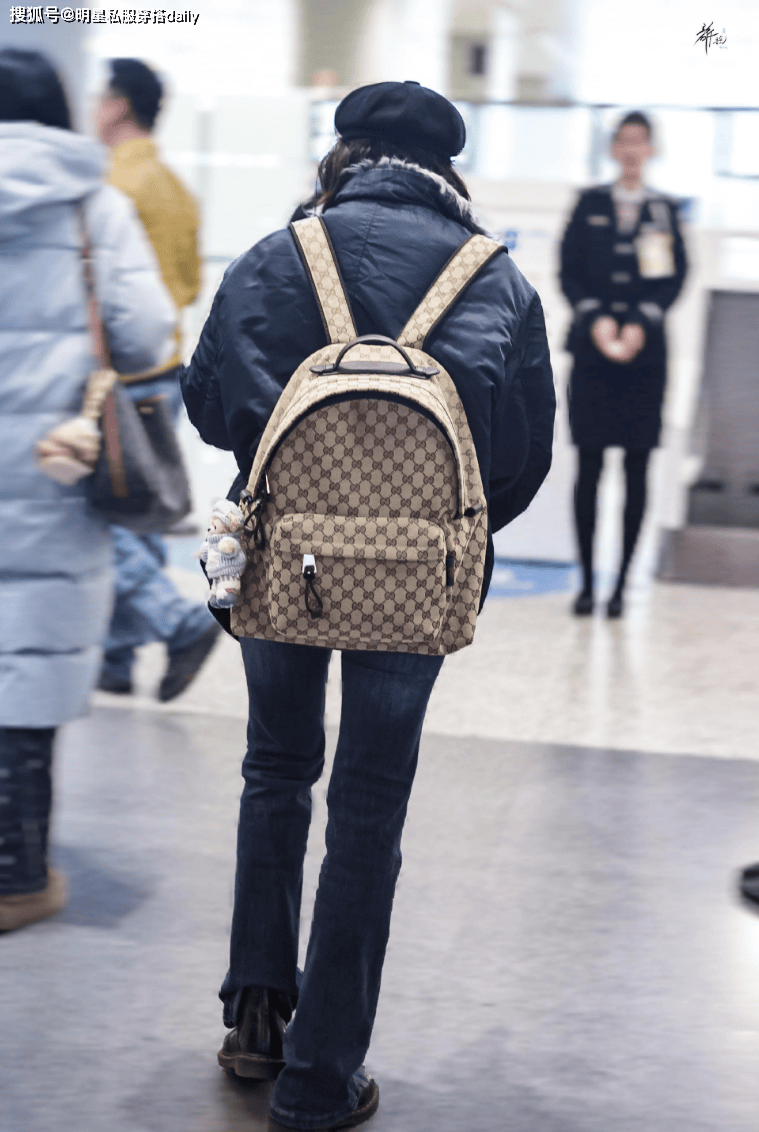 开元棋牌文淇果然是“天选电影脸”穿短派克外套背双肩包头小腿长！(图3)