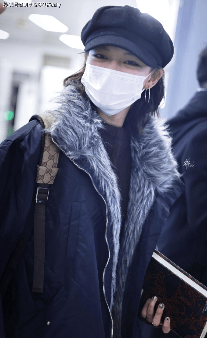 开元棋牌文淇果然是“天选电影脸”穿短派克外套背双肩包头小腿长！(图4)