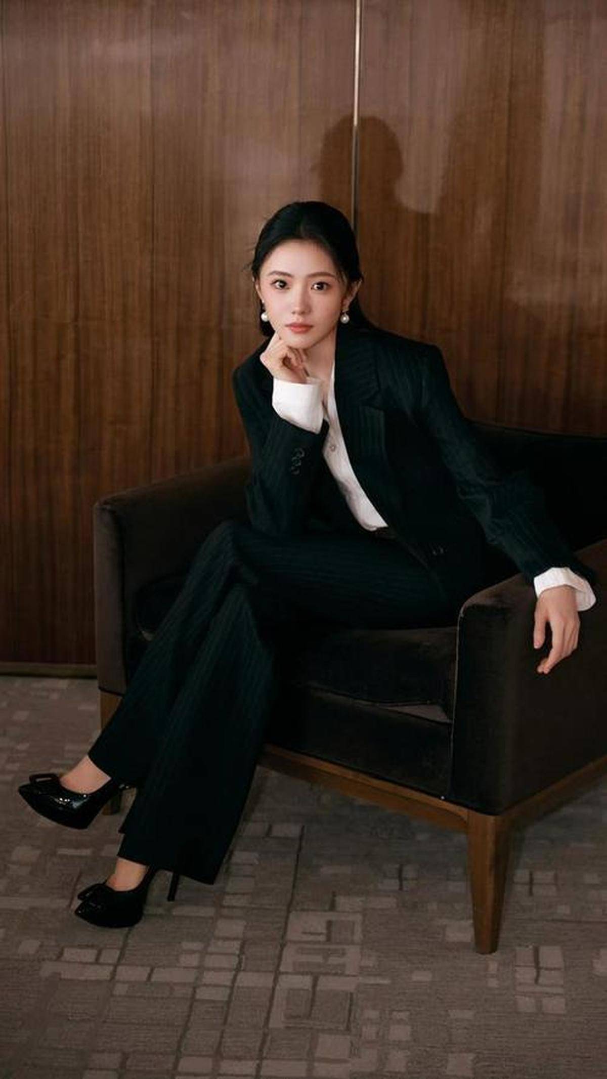 穿搭利落大气气场更飒爽ky开元棋牌黑色系通勤(图2)