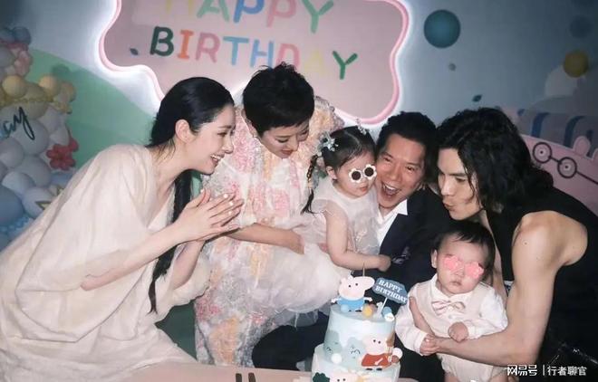 钱向佐带娃有时异地但豪门日子藏不住了开元棋牌试玩郭碧婷手撕谣言：婆婆给(图13)